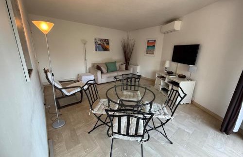La Napoule Apartment | Beautiful F2 pool in Islette du Riou