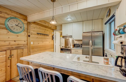 Tahoe Pines Cabin | Beautiful family and dog-friendly cabin with gas fireplace, puzzles & games