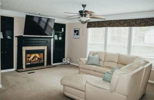 MacArthur House | Beautiful family and pet friendly home right off the I77/64 spilt!