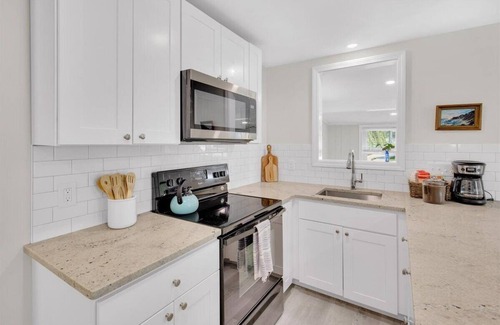 Westbrook Center Cottage | Beautiful, family friendly, beach cottage -3 min walk to beach