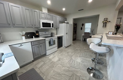 Ridge Wood Heights House | Beautiful Family-sized Home in Sunny Sarasota, Florida with large backyard!