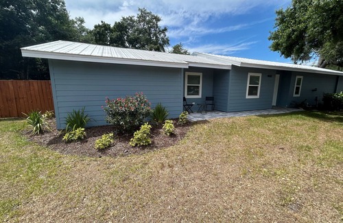 Ridge Wood Heights House | Beautiful Family-sized Home in Sunny Sarasota, Florida with large backyard!