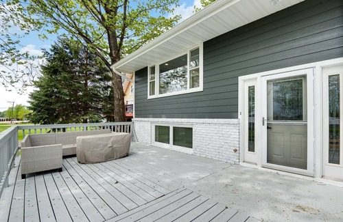 Forest Lake House | Beautiful Fully Remodeled Cheerful Lakehouse