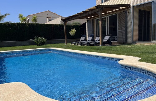 Miami Platja Villa | Beautiful ground floor villa with private pool 350m from the beach.
