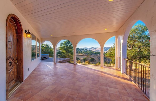 Tehachapi House | Beautiful Hacienda style home! 4bed 2bath