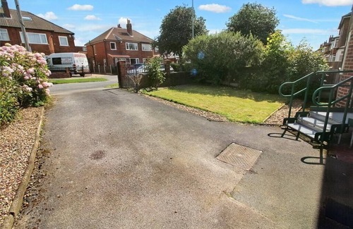 Chapeltown Apartment | Beautiful Hawkhill 3 bed sleeps 5 Parking & Garden