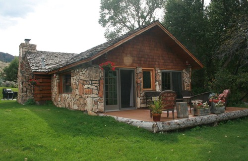 Wapiti Cabin | Beautiful Historical Cabin located half way between Yellowstone and Cody (2 BR)