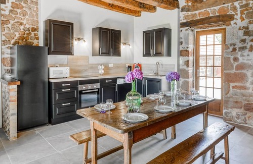 Teillots House | Beautiful holiday home with pool in Teillots