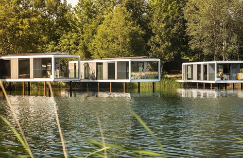 Maasbree House | Beautiful holiday home above the water, in a holiday park in Limburg