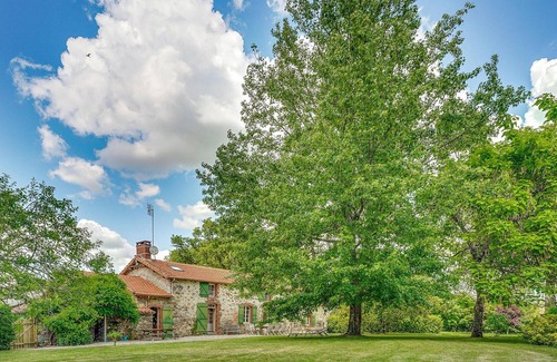 Nieul-le-Dolent House | Beautiful home in Nieul Le Dolent with WiFi