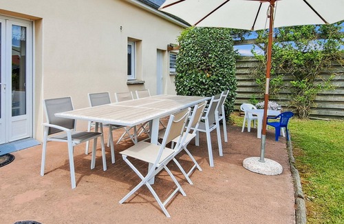 Creances House | Beautiful home in Créances with WiFi