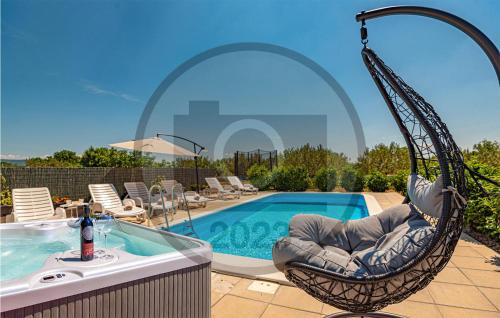 Drnis House | Beautiful Home In Kaocine With Kitchen