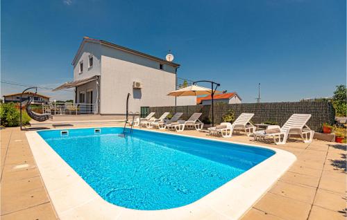 Drnis House | Beautiful Home In Kaocine With Kitchen