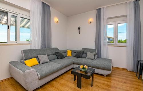 Drnis House | Beautiful Home In Kaocine With Kitchen