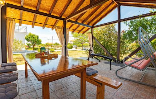 Drnis House | Beautiful Home In Kaocine With Kitchen