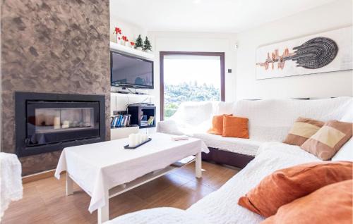 Competa House | Beautiful Home In Malaga With Wifi