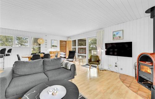 Skjern House | Beautiful Home In Skjern With Kitchen