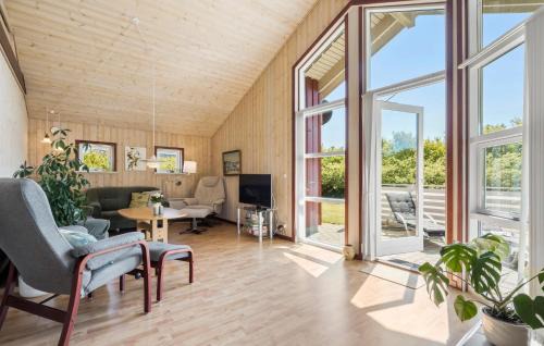Skaven Strand House | Beautiful Home In Tarm With Wifi