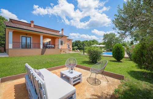 Tinjan House | Beautiful home in Tinjan with kitchen