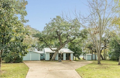 Cedar Lane House | Beautiful Home on Caney Creek w/ Fishing Pier