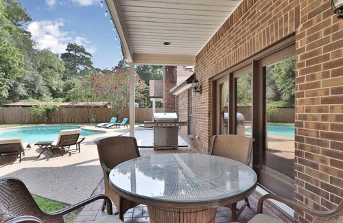 Conroe House | Beautiful Home w/Pool & Separate Guesthouse on 6 Acres
