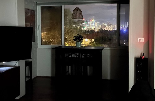 Victoria Park Apartment | Beautiful homely Vic Park apartment with City views