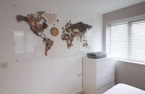 Milton Keynes House | Beautiful house with nearby shopping, great for walking and beautiful lakes.