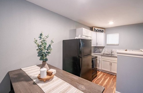 Park Place Apartment | Beautiful King Bed Apartment in Renovated Building