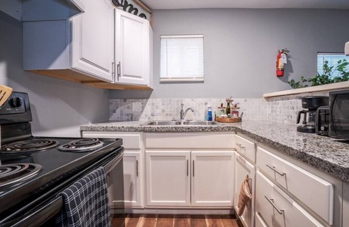 Park Place Apartment | Beautiful King Bed Apartment in Renovated Building