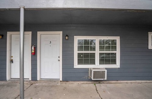 Park Place Apartment | Beautiful King Bed Apartment in Renovated Building