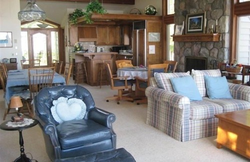 Charlevoix House | Beautiful Lake Charlevoix