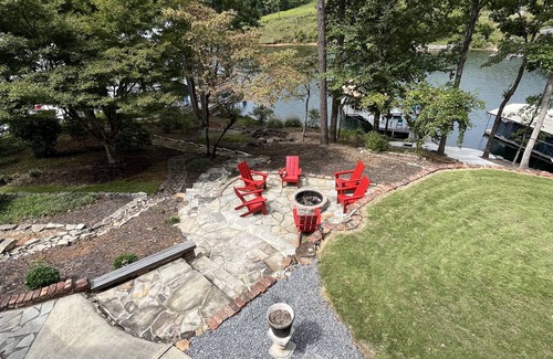 Six Mile House | Beautiful lake front house on Lake Keowee 12 miles from Clemson.
