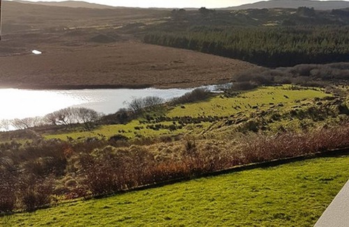 Clifden Cottage | Beautiful lake side cottage in the heart of Connemara