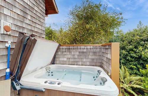 Rockaway Beach House | Beautiful lake-view home with hot tub, kayaks, & bike- two blocks to beach