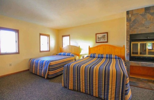 Seguin Cabin | Beautiful Lakefront Inn Suites