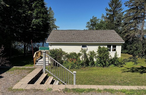 Hancock Cottage | Beautiful Lakefront Cottage!