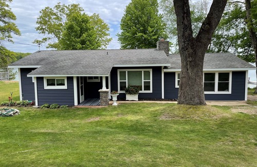 Irons Cottage | BEAUTIFUL Lakefront Cottage W/Pontoon on Harper Lake- Completely Updated!