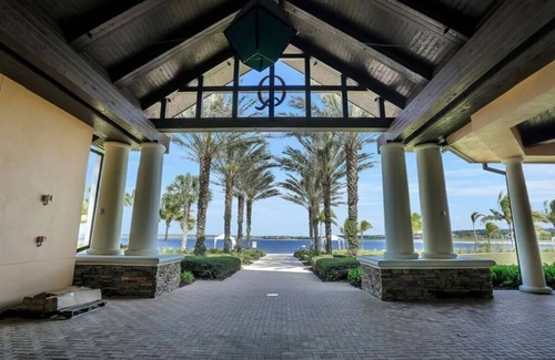 Naples House | Beautiful Lakefront/Golf Coach Home In Upscale Golf & Lake Community
