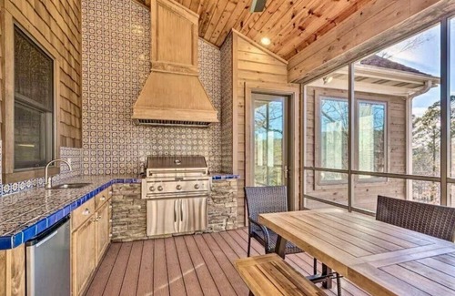 Drasco House | Beautiful Lakefront Home