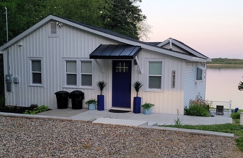 Vicksburg House | Beautiful lakefront property on Barton Lake!