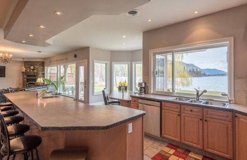 Okanagan-Similkameen House | Beautiful Lakefront Property! 8 Bedrooms and Breath taking view!