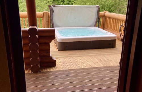 Morpeth Cabin | Beautiful Lakeside Cabin With Hot Tub - Pet Friendly - Near Golf Course