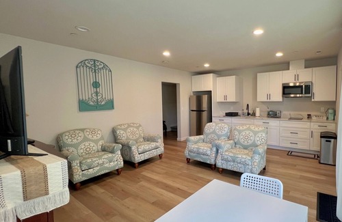Federal Way House | Beautiful lakeside retreat,close to SeaTac Airport,pet friendly,EV charging,WiFi