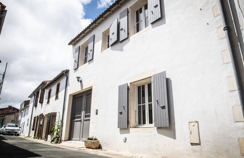La Flotte House | Beautiful large 5 bedroom house in the village centre.