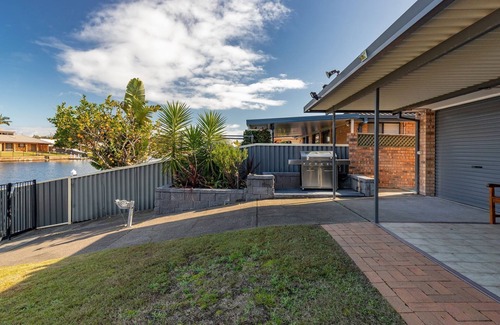 Forster House | Beautiful location in Forster Keys with your own private jetty and modern furnishings to relax.
