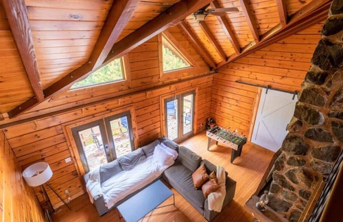 Stirling Cabin | Beautiful log cabin escape - with hot tub & pool
