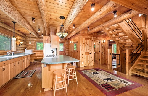 Beaver Bay Cabin | Beautiful Log home-Lake Superior view, peaceful, wooded, private, convenient