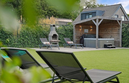 Ouddorp House | Beautiful luxury design vacation homes, only two minutes from the beach with jacuzzi, trampoline and porch (dogs allowed).
