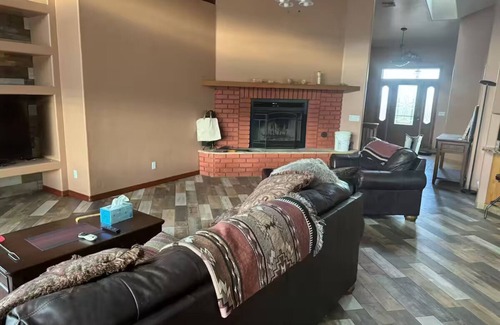 Pearce House | Beautiful, luxury house on gated 10 acres. Quiet and serence.