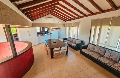 Bajo Lunlunta House | Beautiful Mansion w/Pool&Jacuzzi-Gated Community